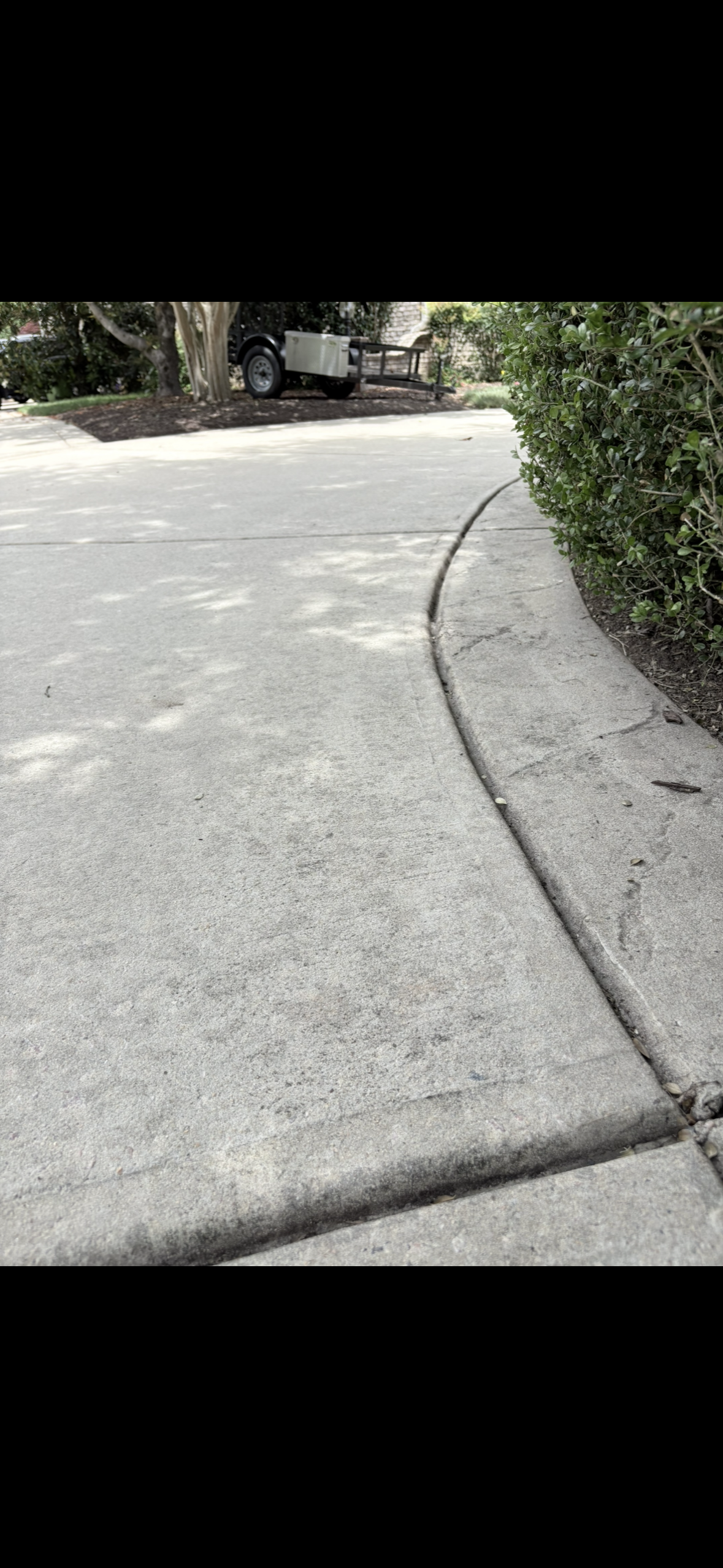 Fully restored clean concrete driveway after IC Power Washing